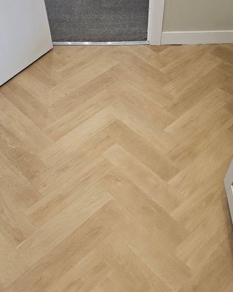 Herringbone-effect vinyl fitted in a hall